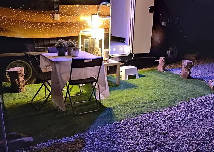 Autocaravana En El Centro De Bienestar Tfm